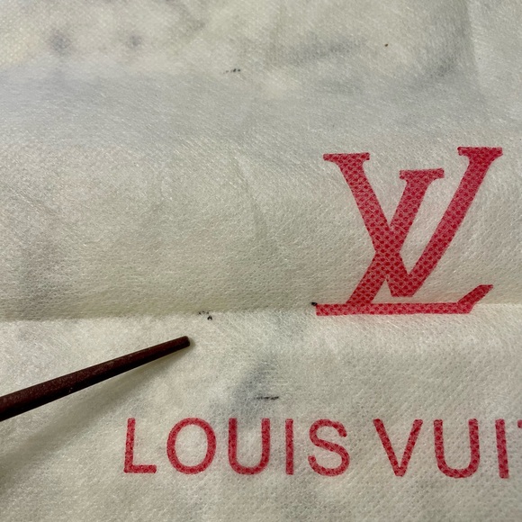 Louis Vuitton Cream Dust Bag with Red Logo - Picture 4 of 4